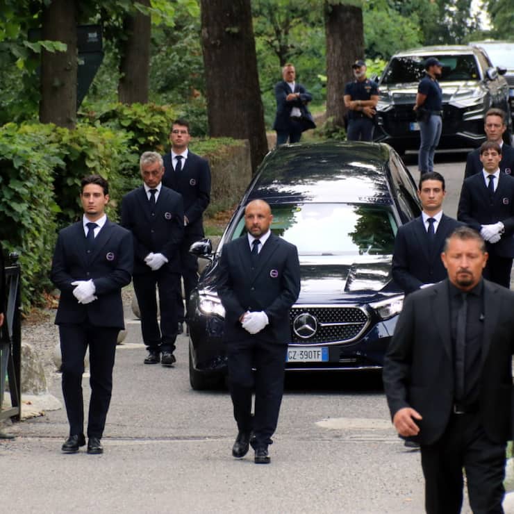 Un corbillard transporte le cercueil du défunt créateur de mode italien Giorgio Armani lors des funérailles privées lundi à l'église San Martino dans le petit village de Rivalta, près de Plaisance, en Italie.