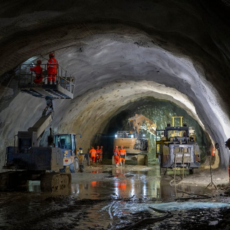 A ce jour, environ 500 mètres du tunnel de Gléresse sur les 2,13 km prévus ont été excavés. Les ouvriers doivent travailler dans l'eau et dans l'humidité