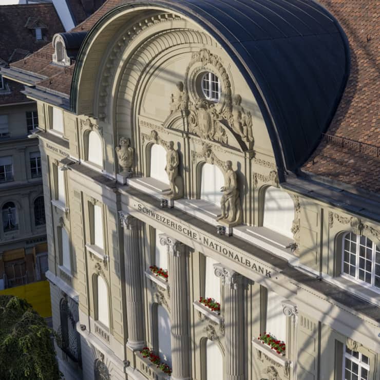 Les économistes d'UBS anticipent cependant une nouvelle appréciation du franc face au dollar, la Réserve fédérale américaine (Fed) étant susceptible d'abaisser son taux directeur au cours de l'année à venir. Un renforcement du franc exercerait une pression supplémentaire sur la BNS, selon eux.