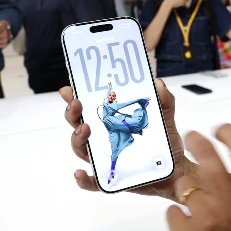 Une personne tient le nouveau Apple iPhone 17 Pro lors du lancement du produit à l'Apple Park de Cupertino, en Californie.