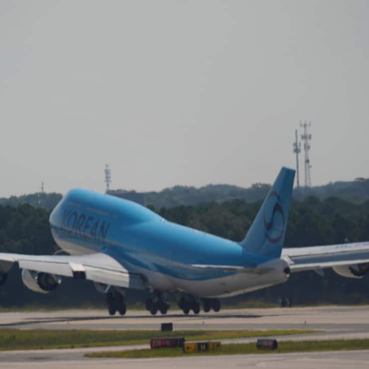 L'avion de la Korean Airlines a finalement pris son envol au départ d'Atlanta pour Séoul, jeudi. A son bord, les travailleurs sud-coréens qui avaient été arrêtés lors d'un raid des agents de l'immigration chez Hyundai.