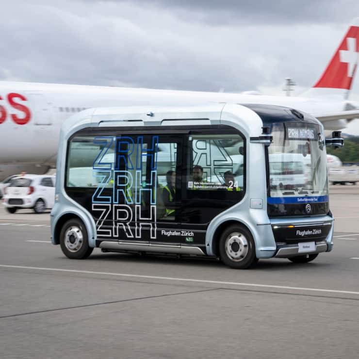 Les bus autonomes relient un bâtiment de service de l'aéroport à un dépôt de maintenance situé de l'autre côté d'une piste. Leur trajet s'effectue en marge du tarmac.
