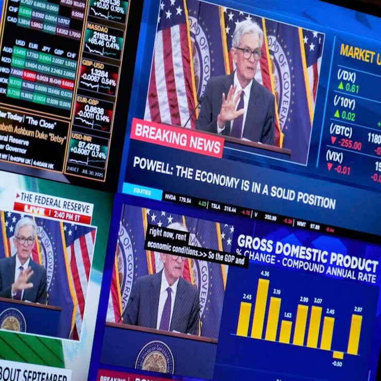 Les investisseurs s'attendent majoritairement à ce que la Réserve fédérale avance à petits pas, en commençant par baisser ses taux d'un quart de point de pourcentage (ils sont dans une fourchette entre 4,25% et 4,50%).