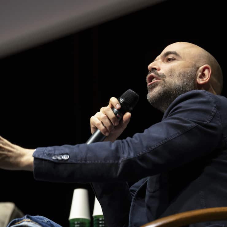 Fort applaudi à Lugano dimanche, Roberto Saviano, le journaliste et écrivain engagé contre la mafia, s'est montré critique envers la justice et les médias de son pays notamment.