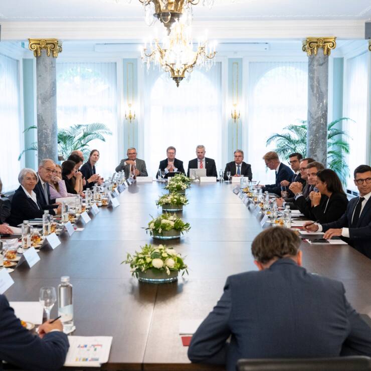 Les conseillers fédéraux Elisabeth Baume-Schneider et Guy Parmelin ont rencontré les représentants de la pharma lundi soir.