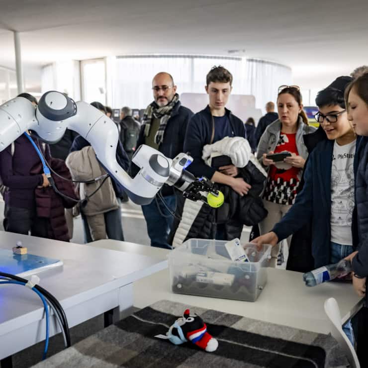Des personnes regardent un robot qui reproduit l'agilité humaine lors de la journée de l'intelligence artificielle, IA, le samedi 23 novembre 2024 à l'EPFL. (Photo d'illustration)