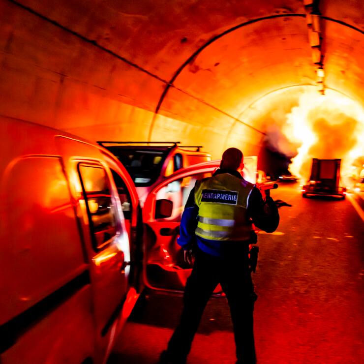 Une septantaine de pompiers, policiers, ambulanciers et figurants ont participé à cet exercice qui simulait un incendie causé par un choc entre deux véhicules dans le tunnel d'Arrissoules.
