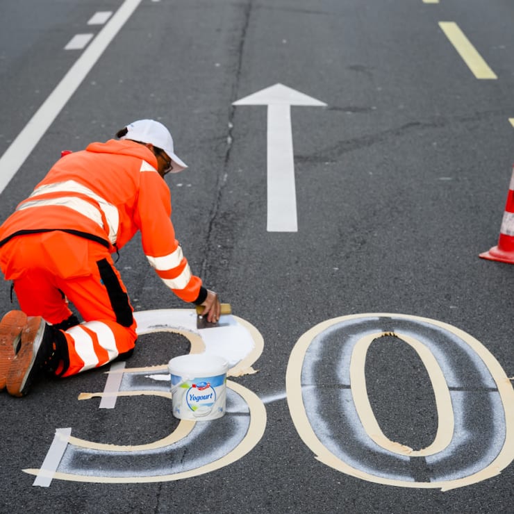 L'instauration de zones limitées à 30km/h contribue à faire baisser les émissions de CO2 dans les villes romandes, mais se heurte à des barrières législatives (archives).