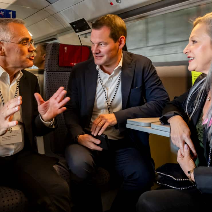 Les membres de la Conférence des transports de Suisse occidentale (de gauche à droite: Jean-François Steiert (FR), Pierre Maudet (GE) et Nurria Gorrite (VD)) ont pris le train depuis Genève pour se rendre à Berne jeudi.