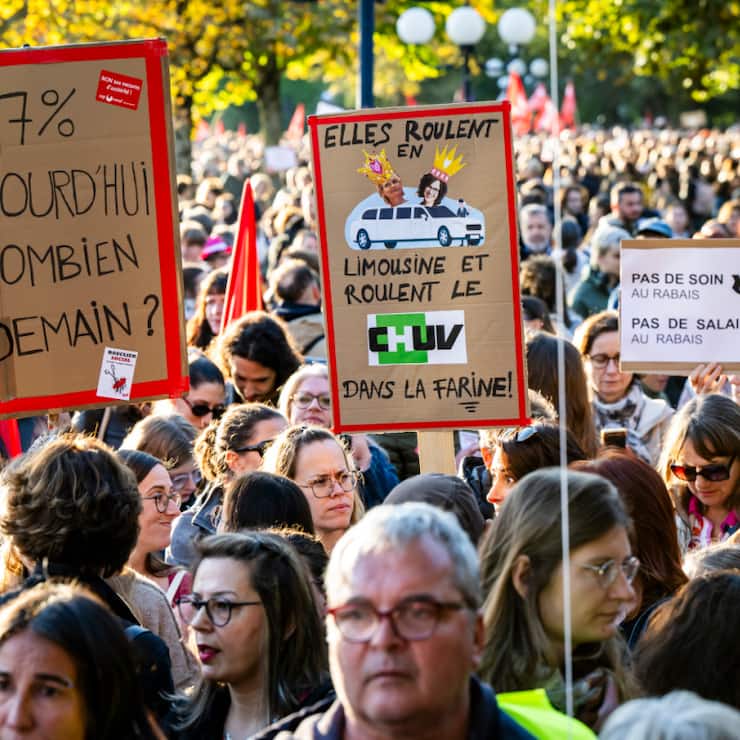 La fonction publique et parapublique vaudoise a manifesté jeudi soir à Lausanne contre les coupes budgétaires annoncées par le Conseil d'Etat.