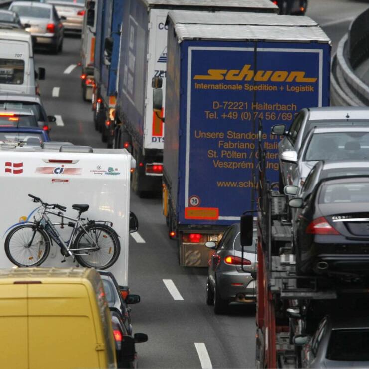File interminable de camions sur l&#8217;asphalte européen: Antonio Rodriguez en fait la toile de fond de son road trip sur les traces de l&#8217;exil galicien. (photo prétexte)