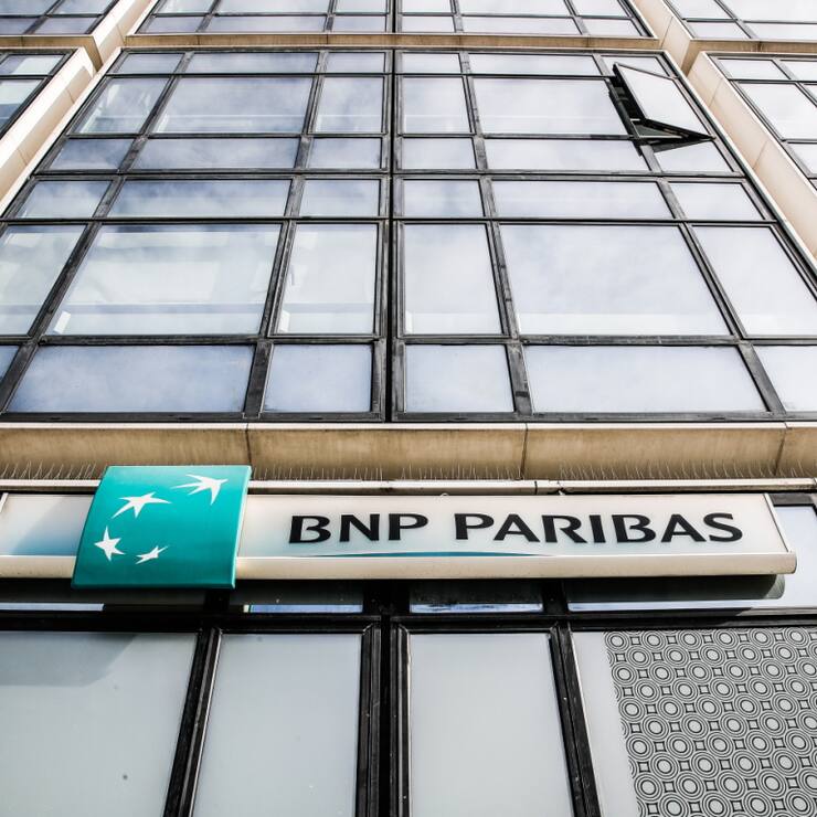 Les actions des grandes banques françaises comme BNP Paribas, la Société Générale et le Crédit Agricole chutaient en Bourse lundi, car exposées à la dette française (archives).