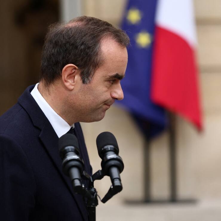 La démission de M. Lecornu, survenue au lendemain de l'annonce de la composition de son gouvernement, a fait grimper le coût de l'emprunt français à dix ans, qui est monté à plus de 3,61%, son plus haut niveau depuis début mars, avant de redescendre à 3,59% vers 10H55 GMT.