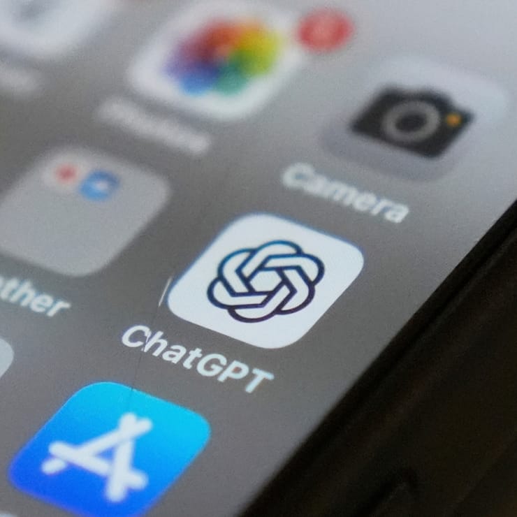 ChatGPT est désormais connectable avec les applications de la vie quotidienne. Image d'illustration de l'icône ChatGPT sur un smartphone.