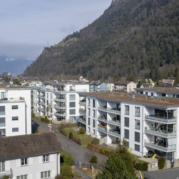 Les prix proposés pour la propriété par étages ont augmenté sur un mois en moyenne de 0,5% en septembre, tandis que le niveau des prix des maisons individuelles est resté inchangé (0,0%), selon l'indice d'achat ImmoScout24, établi avec le cabinet de conseil immobilier CIFI et publié mardi.