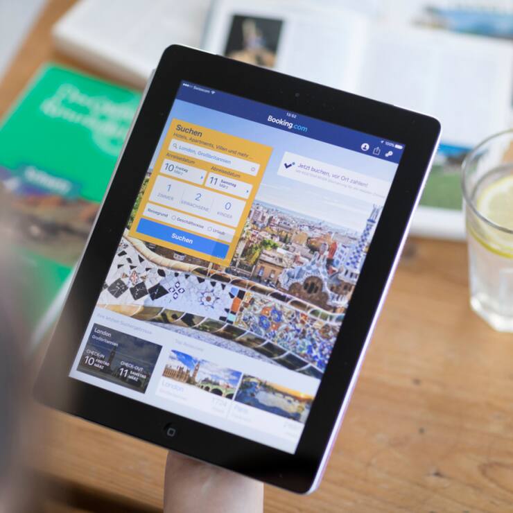 Pour le directeur de l'association Hotelleriesuisse, Christian Hürlimann, Booking.com est à la fois "une bénédiction et une malédiction". Le patron de la faîtière concède que les petits établissements n'ont guère d'autre alternative pour s'assurer une petite place sur un marché très concurrentiel.