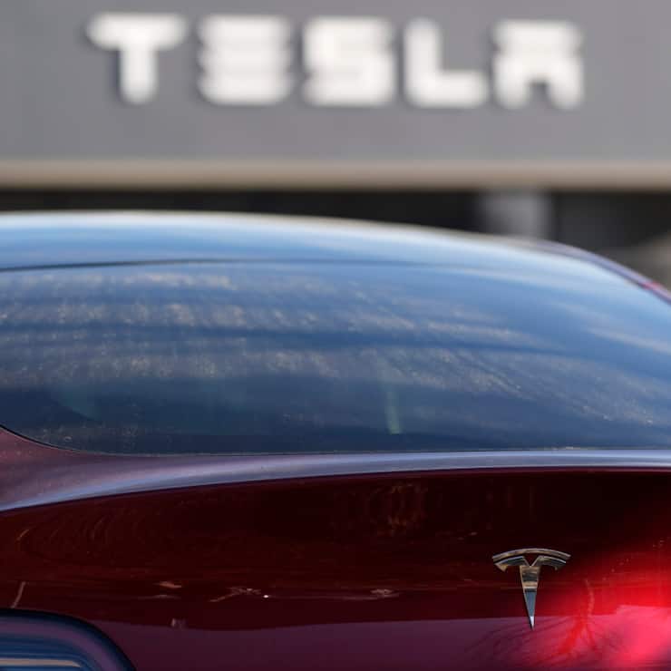 Les nouveaux modèles Tesla coûtent moins de 40'000 dollars, mais ils étaient plutôt escomptés au prix de 25'000 à 30'000 dollars par les experts. (archive)