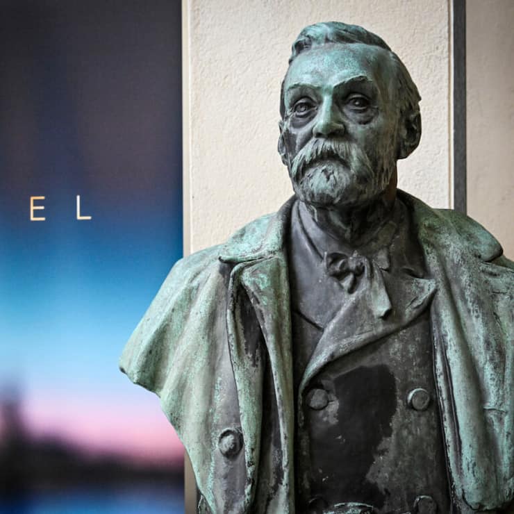 Le monde littéraire attend jeudi avec impatience de connaître le nom de l'auteur ou de l'autrice, qui va recevoir le Prix Nobel de littérature. Photo: un buste d'Alfred Nobel, exposé à l'Institut Karolinska à Stockholm.