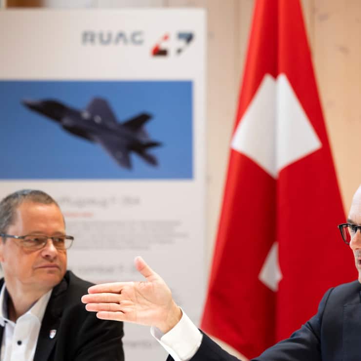 Jürg Rötheli, président de Ruag MRO, et Urs Loher, directeur d'armasuisse, ont présenté jeudi à Payerne le projet Rigi.
