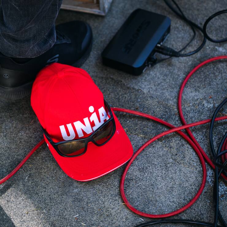 Des centaines de maçons ont manifesté samedi à Sion pour défendre leurs conditions de travail.