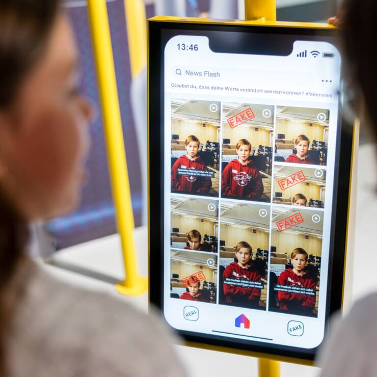 Au coeur de l'exposition, trois stations interactives invitent le public à évaluer les informations de manière critique et à distinguer les faits réels des fake news.