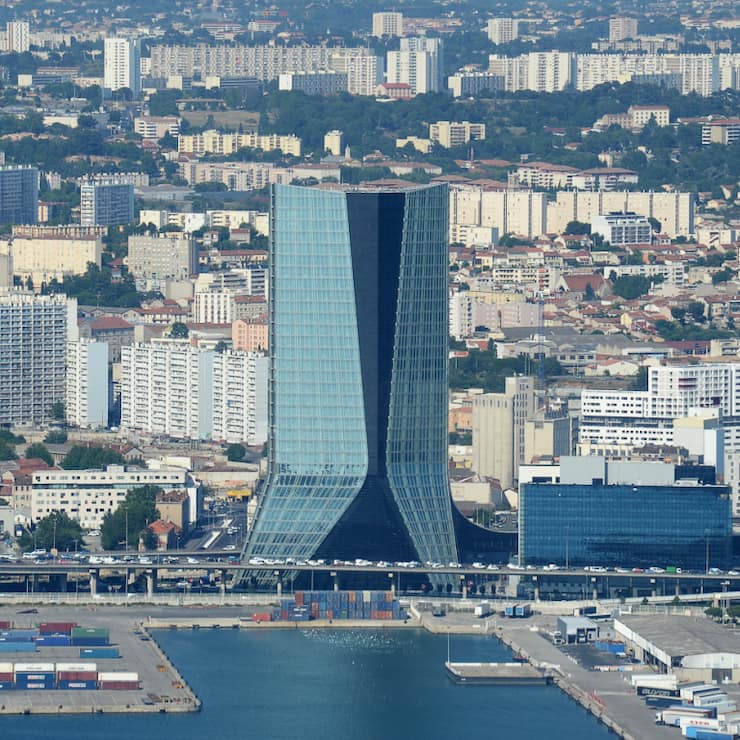 Dans son communiqué, CMA CGM se dit "aligné sur la vision du développement maritime de l'Inde". "Le groupe a déjà immatriculé quatre navires sous pavillon indien en 2025, prévoit le recrutement de 1000 marins indiens d'ici la fin de l'année, et en embauchera 500 supplémentaires en 2026".