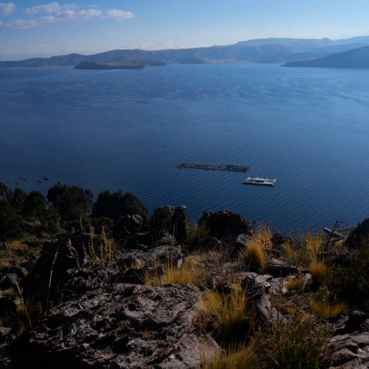 Long de 190 à 200 km, le lac Titicaca présente une surface totale de 8340 km2. Il s'agit de la plus haute réserve d'eau douce navigable au monde (archives).