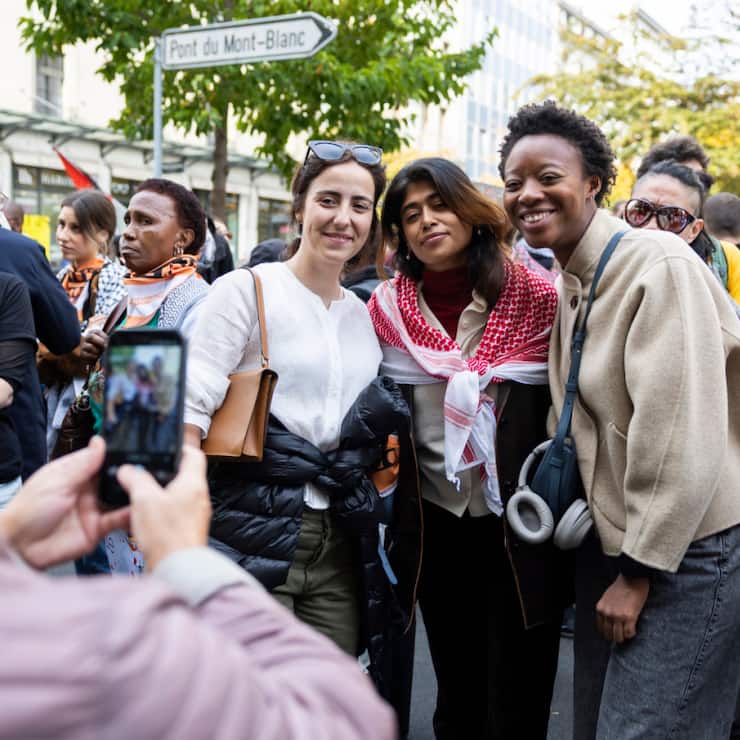 La députée européenne Rima Hassan s'est prêtée au jeu des selfies en marge d'une manifestation dénonçant la responsabilité des multinationales dans le conflit israélo-palestinien.