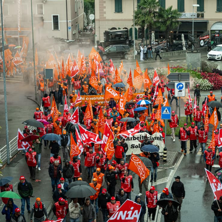 Les maçons tessinois sont descendus dans les rues de Bellinzone lundi.