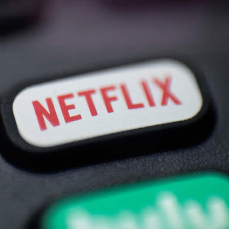 Netflix continue sa croissance mais sa rentabilité est moins insolente que les précédentes années. Image d'illustation d'une télécommande avec le logo du géant du streaming.