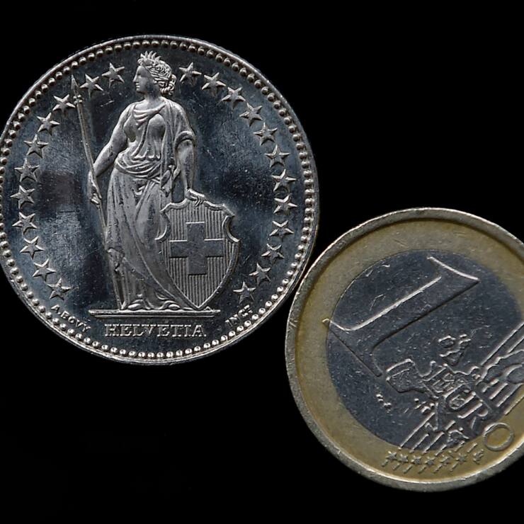 Vers 11h45, le franc s'échangeait pour 0,9233 euro, se relâchant quelque peu après avoir atteint la veille un nouveau record depuis le début de l'année à 0,9209 EUR/CHF. (archive)