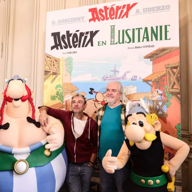 Le scénariste Fabcaro (à g.) et le dessinateur Didier Conrad (à dr.) ont présenté Astérix en Lusitanie, l'ambassade du Portugal en France, le 13 octobre dernier, à Paris.