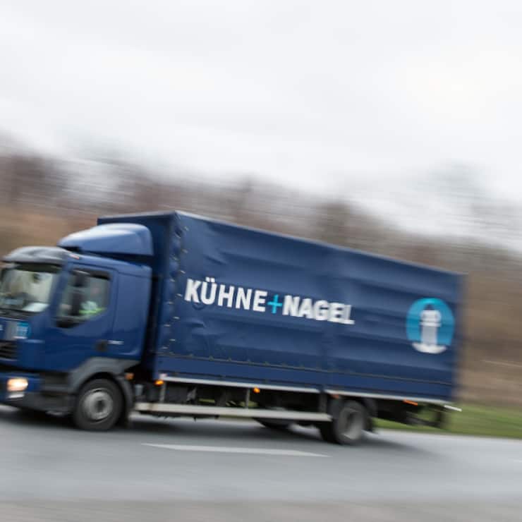 Confronté à des difficultés, le mastodonte schwytzois du fret prévoit de supprimer plus d'un millier de postes de travail dans le monde. (archive)