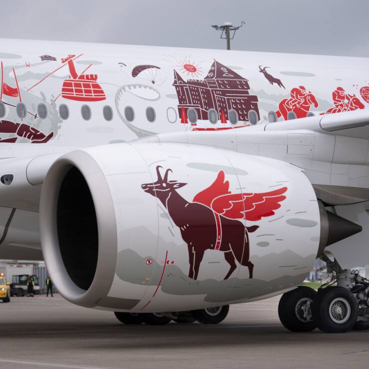 Des images du flanc d'un des nouveaux avions Airbus A350 de la compagnie Swiss sur le tarmac de l&#8217;aéroport de Zurich, juste après son arrivée de Toulouse, avec seulement l'équipage à son bord, le 9 octobre dernier à Kloten.