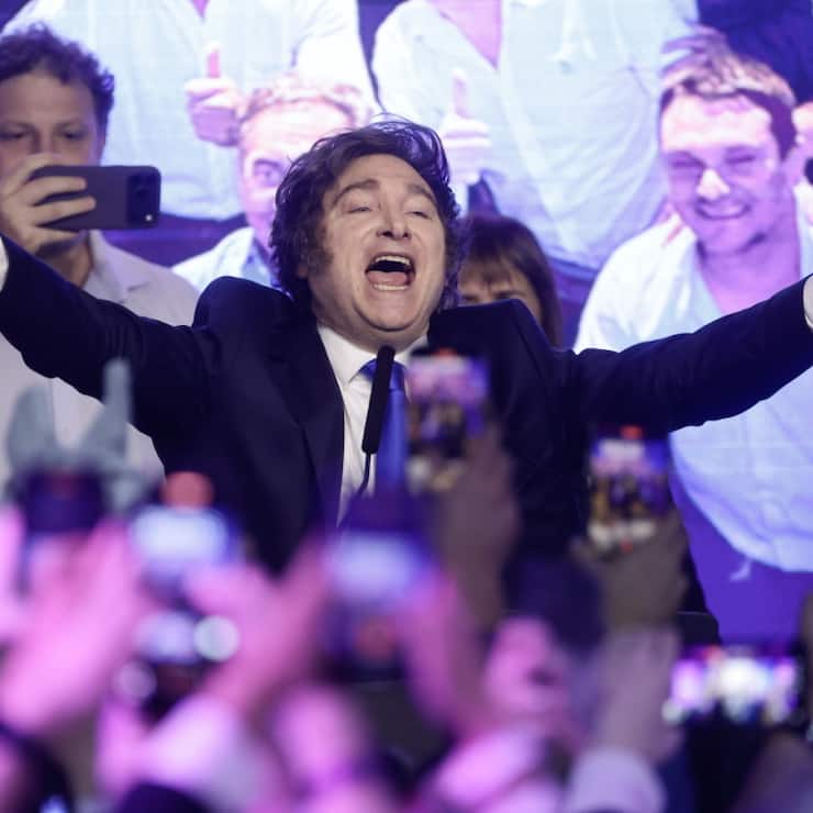 Le président argentin Javier Milei jubile après la victoire de son parti aux élections legislatives de mi-mandat.