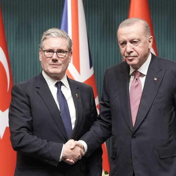 Keir Starmer (à gauche) et Recep Tayyip Erdogan (à droite) ont trouvé un accord pour la vente de 20 avions de combat Eurofighters.