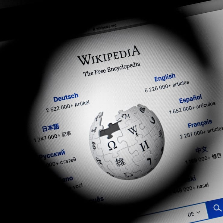 Wikipédia est une encyclopédie collaborative gérée par des bénévoles, largement financée par des dons et dont les pages peuvent être écrites ou modifiées par les internautes (archives).