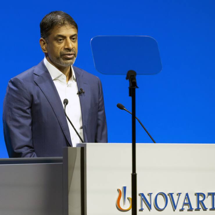 Novartis, ici son patron Vasant Narasimhan, campe sur ses ambitions pour l'ensemble de l'exercice. La croissance des recettes doit atteindre 10%, quand celle de l'Ebit ajusté doit dépasser de peu cette marque. (archives)