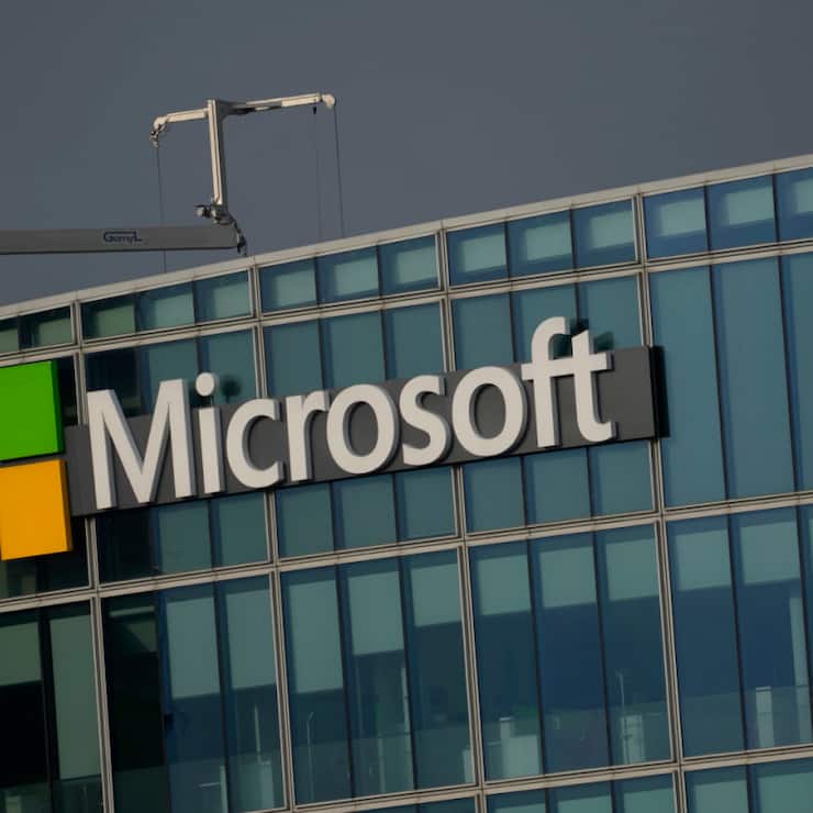 Dans le cadre du nouvel accord passé entre les deux partenaires, OpenAI s'est engagé à acheter pour 250 milliards de dollars de capacités supplémentaires pour développer son intelligence artificielle (IA) à la plateforme Azure de Microsoft, dédiée à l'informatique à distance (cloud).