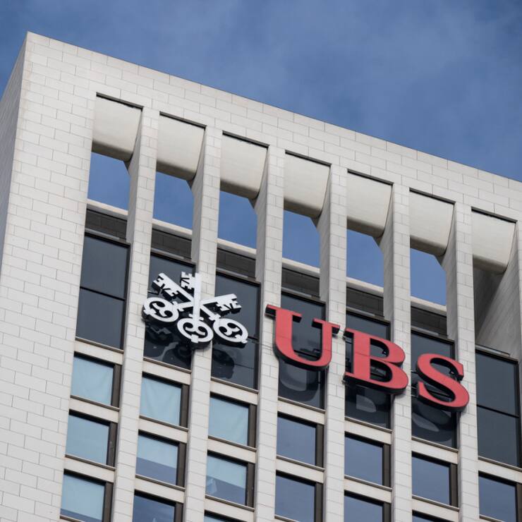 UBS a enregistré un bénéfice net de 2,5 milliards de dollars au troisième trimestre, en hausse de 74% sur un an, grâce à l'activité dynamique dans le coeur de métier et à la dissolution de provisions pour risques juridiques.