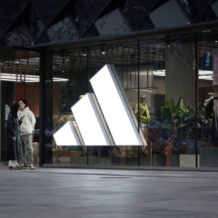 Adidas a commencé à réagir aux surcoûts douaniers en augmentant les prix de ses produits, notamment les chaussures, sur le marché outre-Atlantique.