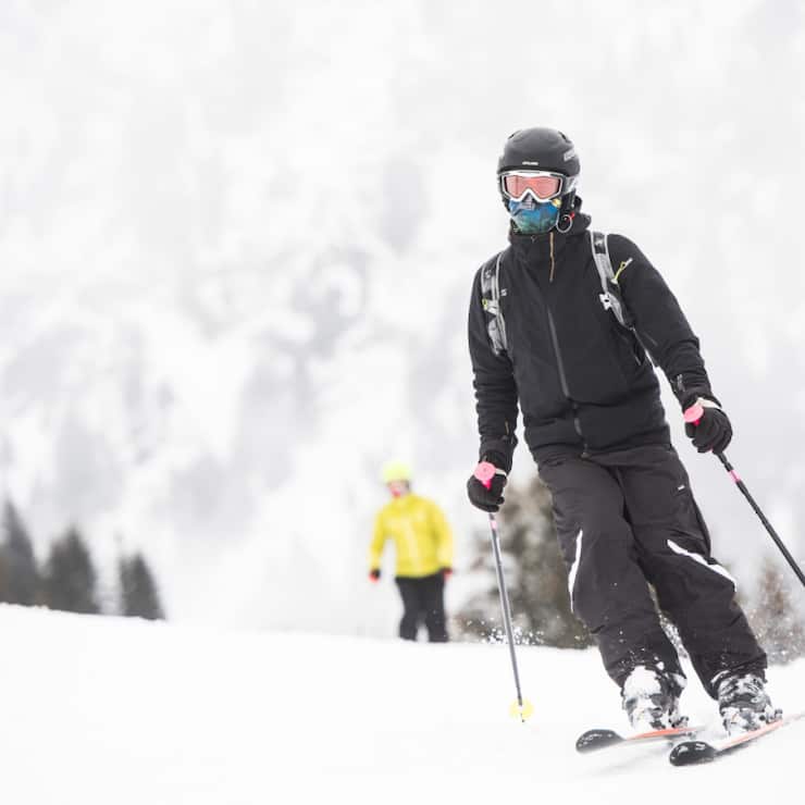 Le casque de ski devient obligatoire en Italie (image d'archives).