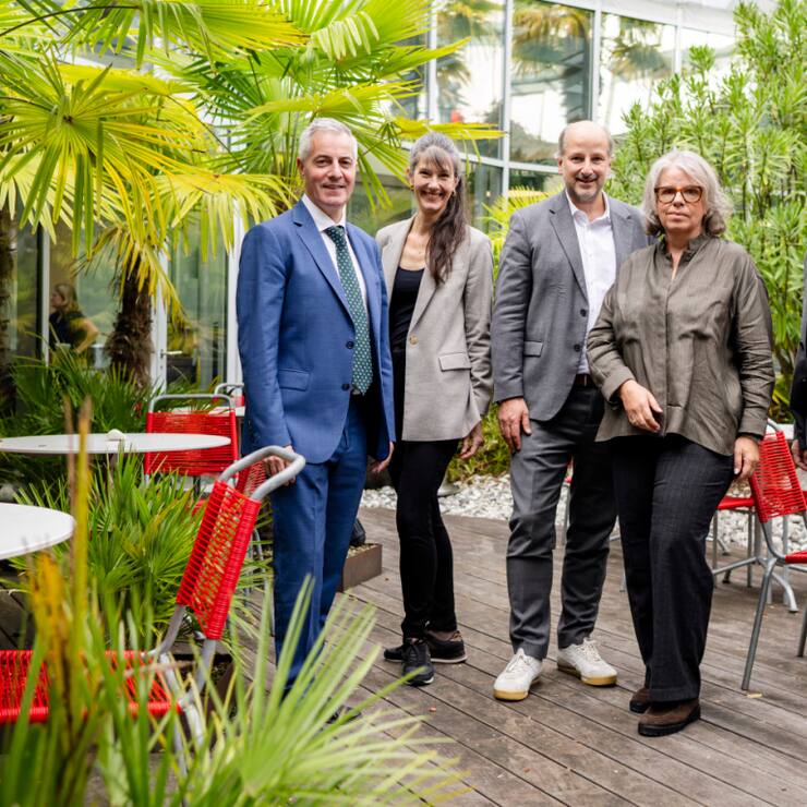 De gauche à droite: Pierre-Antoine Hildbrand, municipal lausannois de l'économie, Florence Germond, municipale de la mobilité, Grégoire Junod, syndic, Anne-Lise Noz, présidente de la Sociéte coopérative des commerçants lausannois, et Xavier Company, municipal des services industriels.