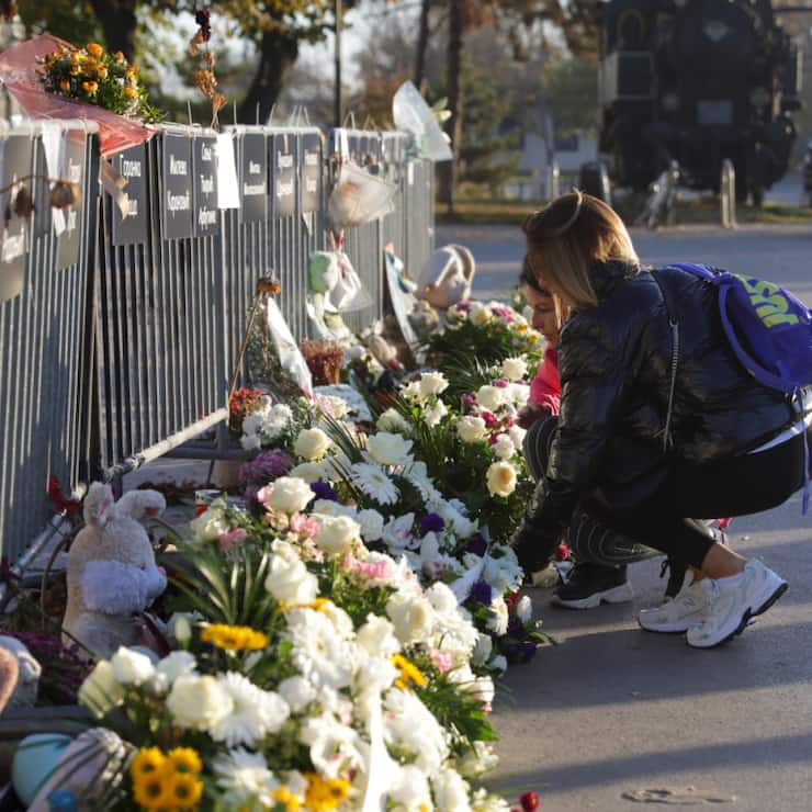 Hommage aux victimes en Serbie un an après l'effondrement mortel en gare de Novi Sad.