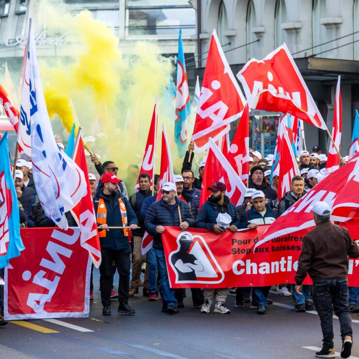 Quelque 1500 maçons ont défilé dans les rues de Genève lundi pour dénoncer leurs conditions de travail et demander une meilleure convention nationale.