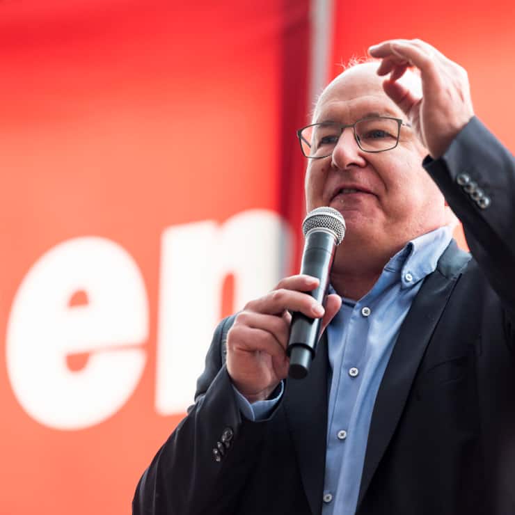 Pierre-Yves Maillard, président de l'Union syndicale suisse, est venu soutenir mardi les ouvriers du bâtiment lors de la deuxième journée de grève des maçons de Suisse romande.