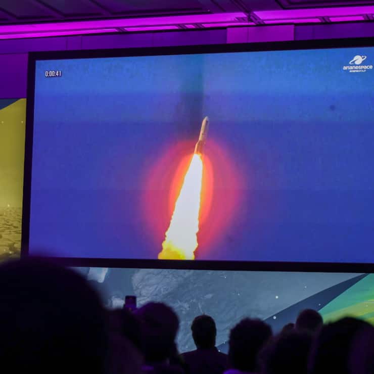 Des visiteurs de l'European Space Operations Centre (ESA/ESOC) à Darmstadt (All) ont assisté à la diffusion en direct du lancement d'Ariane 6, mardi soir.