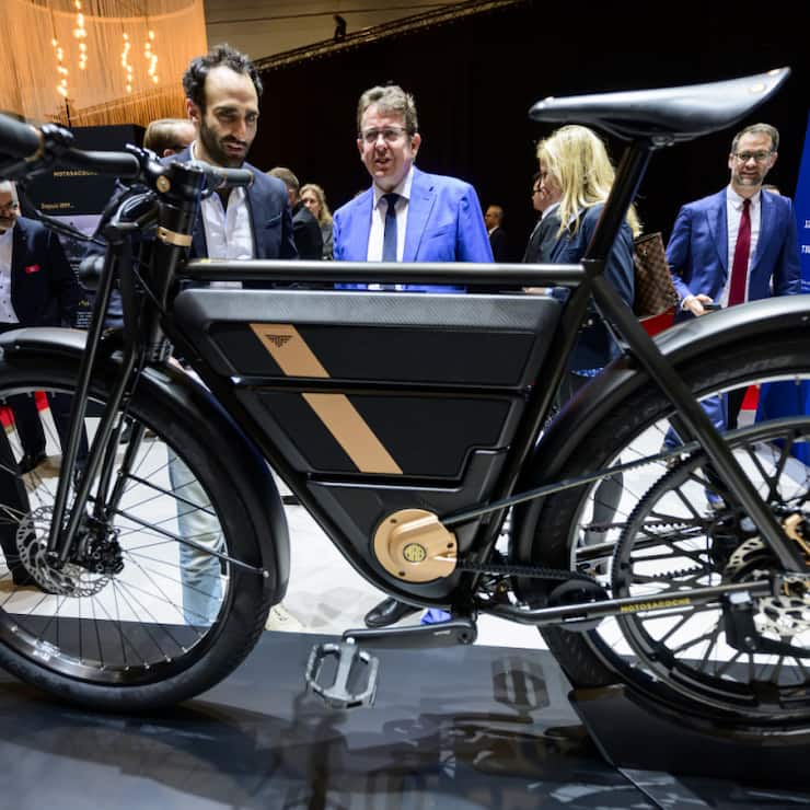 Le conseiller fédéral Albert Rösti avait fait un tour sur le stand Motosacoche en ouverture du Geneva International Motor Show en février 2024. (archive)
