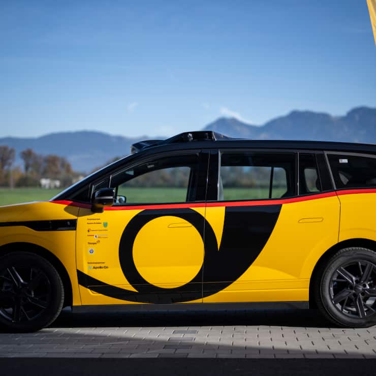 Un exemplaire d'auto à conduite autonome de CarPostal a été présenté mercredi à Altstätten (SG), où ce service de taxi-robots à trajets partagés sera testé primeur.