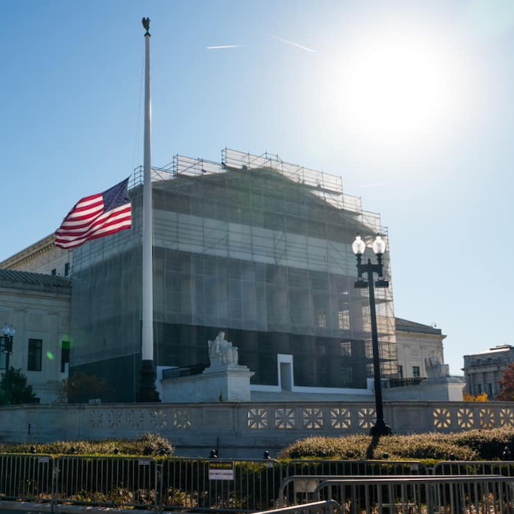 La Cour suprême des Etats-Unis (dont une des façades est en travaux) a commencé de se pencher sur la légalité d'une partie des droits de douane décidés par Donald Trump.